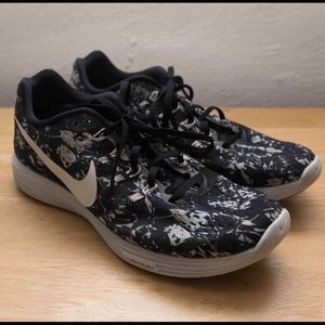 Men’s Nike shoe
